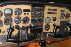 Cockpit C182